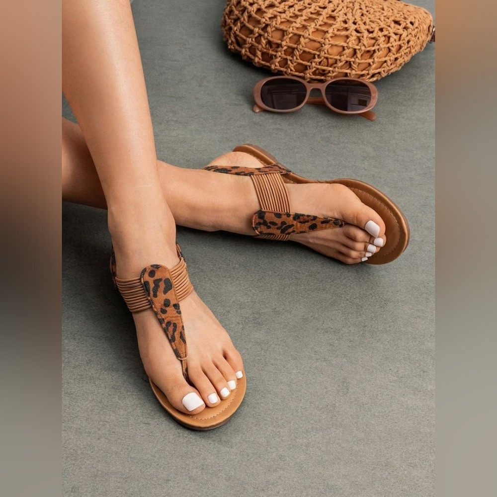 BAMBOO Sequoia 81 Slip On Elastic Thong Leapard Print Strappy Sandal Sz 4